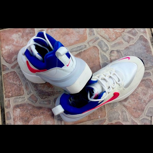 Woman's Nike Air Max Verona Sneakers - Picture 1 of 8